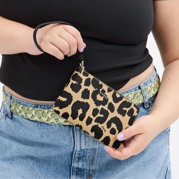 Coach wristlet in leopard print - Picture 4 of 4